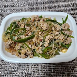 とももの作ってみた!投稿(【春雨戻し不要】ワンパンで炒めるだけ！！麻婆ピーマン春雨)