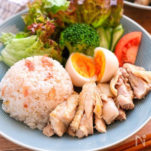 【梅ごはんと柔らか蒸し鶏】全部入れて炊くだけで絶品！！