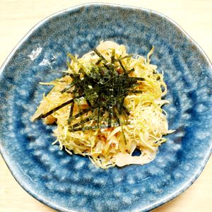 よっこの作ってみた!投稿(火を使わずに♪やみつき♡千切りキャベツのピリ辛味噌だれサラダ)