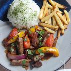ペルーの牛肉炒めご飯【ロモ・サルタード】ポテトも添えて