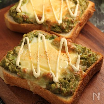 アボカドサラダのチーズエッグトースト　