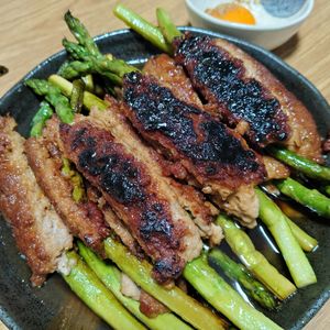 しぃちゃんの作ってみた!投稿(【食べ応え◎アスパラの甘辛豚つくね】ご飯が進む味！)
