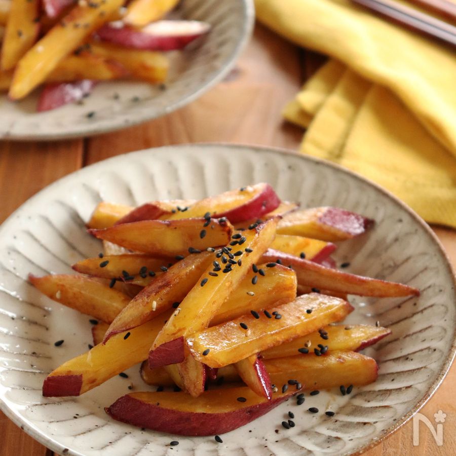 ローストサツマイモとご飯にスパイシーなタイのピーナッツソースをかけるレシピ
