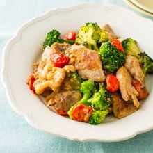 【焼肉のたれ下味冷凍】豚バラ肉のトマト＆ブロッコリー炒め