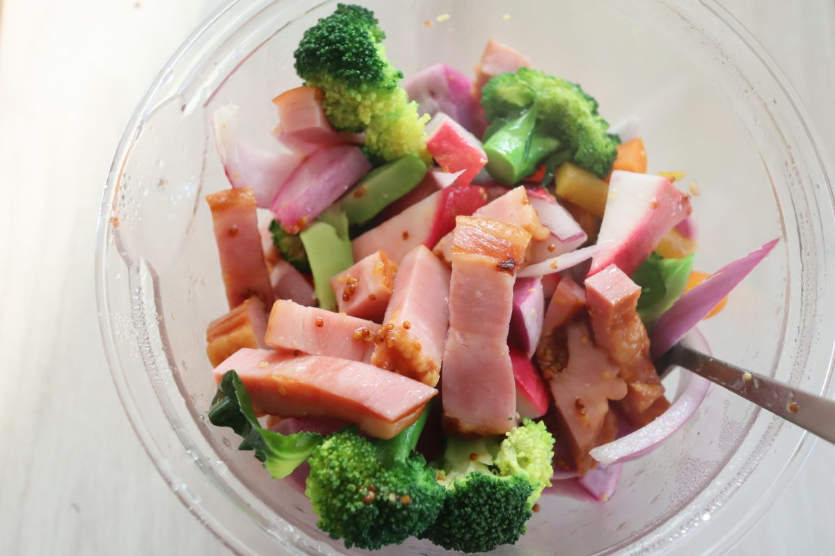 レンジで簡単！彩野菜とベーコンのマリネ | レシピサイトNadia