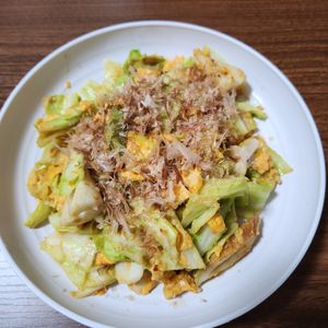 とももの作ってみた!投稿(【春キャベツとちくわのふわ卵炒め】5分 春の体を整える)