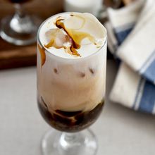 お湯を注ぐだけ♪【黒糖寒天のほうじ茶アイスラテ】