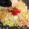 野菜苦手なお子様にも!バター醤油味のキャベツチャーハンの工程4
