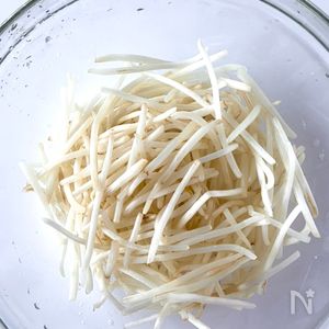 もやし1袋で喜ばれる】3分でやみつき悪魔のガーリックもやし | レシピ