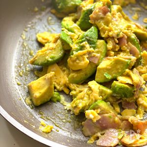 とろける食感☆アボカドベーコンエッグ | レシピサイトNadia