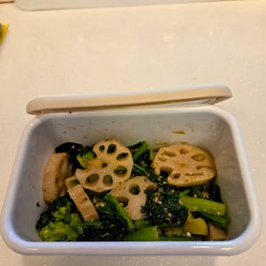 にゃんこさん🐱の作ってみた!投稿(緑黄色野菜の辛子ごまポン酢和え)