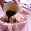 ガリガリザクザク音と食感で楽しめる”堅揚あげクリスマスチキンの工程2