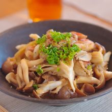 旨みたっぷり！鶏肉ときのこの甘辛バター炒め
