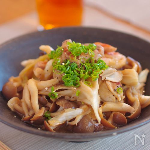 旨みたっぷり!鶏肉ときのこの甘辛バター炒め