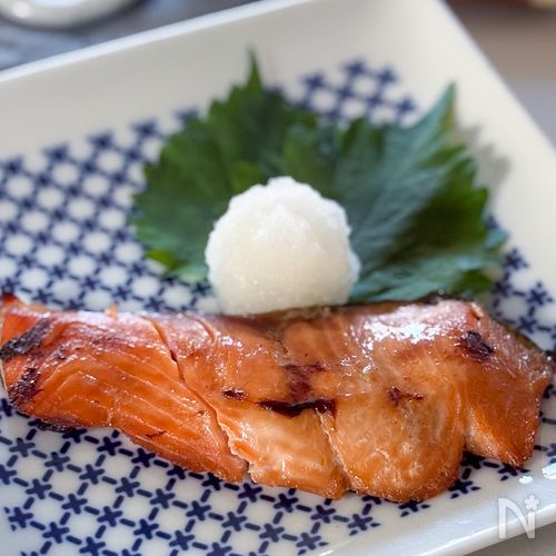 【調味料2つ!漬けて焼くだけ!】鮭のみりん焼き