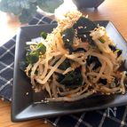 パッとできて箸が止まらない副菜♡もやしとわかめのピリ辛サラダ