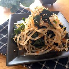 パッとできて箸が止まらない副菜♡もやしとわかめのピリ辛サラダ