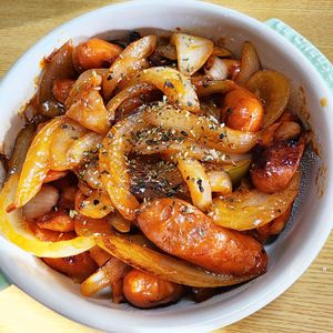 ナムディの作ってみた!投稿(簡単♪あま～い🤭💕ウインナーと玉ねぎのケチャバター炒め✨)