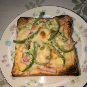 KUMIKOの作ってみた!投稿(【ピーマンとカニカマのチーズトースト】シンプルで美味しい♡)