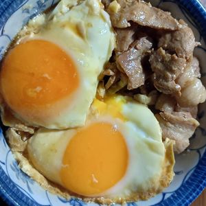 ひろりぃの作ってみた!投稿(【豚バラ目玉焼き丼】材料２つで最強のご飯泥棒)