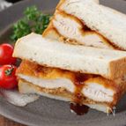ボリューム満点！ソース染みしみ！鶏むね肉のチキンカツサンド