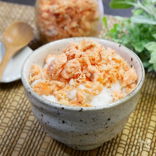 フライパンで簡単♡塩麹でふっくら手作り鮭フレーク