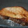 朝ごはんにぴったり！トマトエッグトーストの工程1