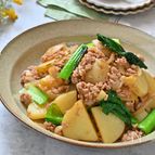 新じゃがと豚そぼろの甘辛炒め