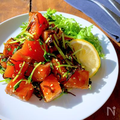 簡単お刺身のおつまみ〝サーモンと豆苗の塩昆布漬け〟