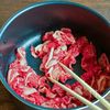 作り置きにも◎！里芋と牛こまとえのきのほっこり煮の工程2