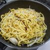 牡蠣だし醤油で味付け「牡蠣焼きそば」の工程4