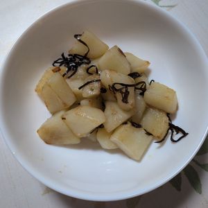 KUMIKOの作ってみた!投稿(【ほくほくじゃがいもの塩こんぶバター】簡単やみつき50円副菜)