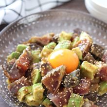 焼肉のたれでユッケ風！アボカドとかつおのたたきのわさび旨だれ