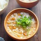 すぐ作れるちょっとあると助かる！えのきとなめこのお味噌汁