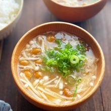 すぐ作れるちょっとあると助かる！えのきとなめこのお味噌汁