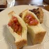 こむぎの作ってみた!投稿(バジルソースで和えるだけ！たっぷりトマトのコッペパン)