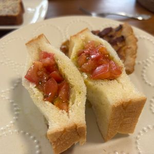 こむぎの作ってみた!投稿(バジルソースで和えるだけ！たっぷりトマトのコッペパン)