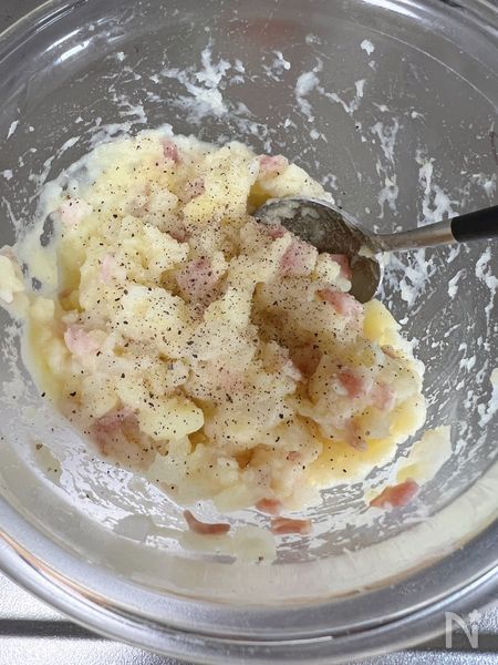 塩、こしょうで調味する
