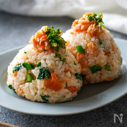 『菜の花と鮭の胡麻おかかおにぎり』