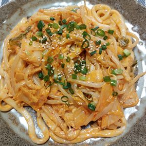 よっこの作ってみた!投稿(【もやしとキムチのマヨ醤油焼うどん】包丁不要！節約にも！)