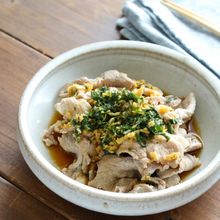 しそと生姜の香味だれでおいしい 薄切りゆで豚