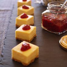 濃厚ホワイトチョコのチーズケーキ～ラズベリーソース添え