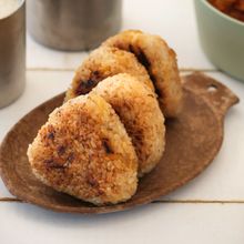 甘旨たくあん入りチーズ焼きおにぎり