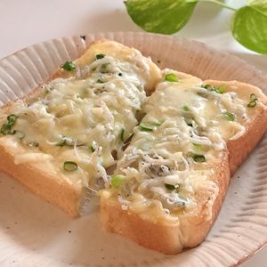 とのちゃまの作ってみた!投稿(栄養満点！しらすとネギの満足トースト！朝ごはんに！)