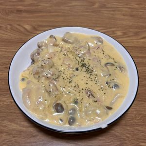 しぃちゃんの作ってみた!投稿(【カルボナーラチキン】夫も絶賛！絶品クリーム煮アレンジ♬)