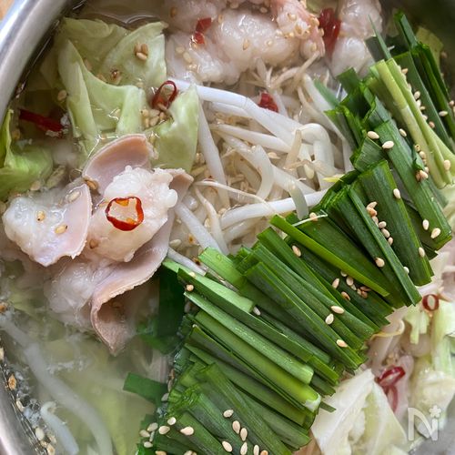 昆布と中華出汁で美味しい塩もつ鍋