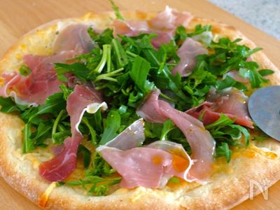 ソース不要 生ハムとルッコラの白焼きピザ By きゃらきゃら レシピサイト Nadia ナディア プロの料理家のおいしいレシピ