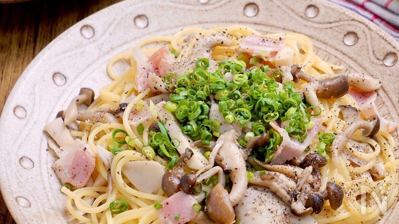 ガリバタ醤油が食欲をそそる♪『ベーコンときのこの和風パスタ