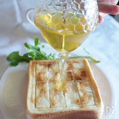 厚切りパンで、ハニーバタートースト