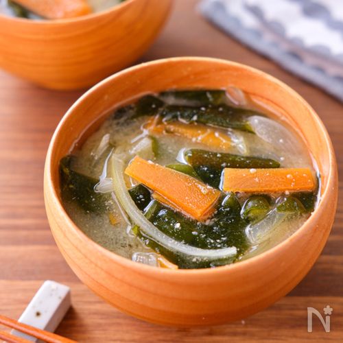 【わかめとにんじんと玉ねぎのお味噌汁】簡単！すぐ作れる♪